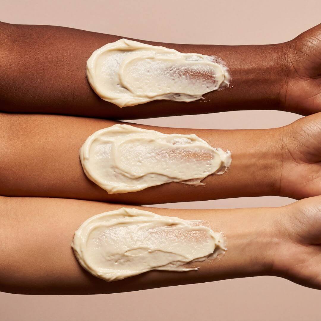 Crème hydratante AÏA appliquée sur des bras, mettant en avant son efficacité pour PEAU SÉCHE.