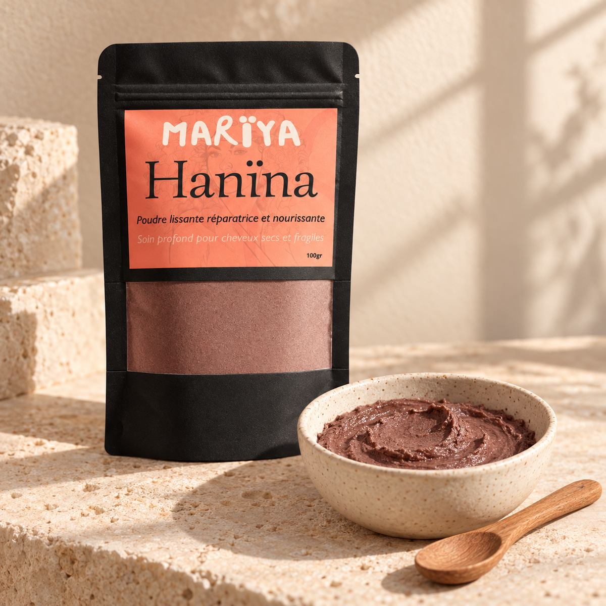 Mise en scène du sachet noir HANÏNA avec un bol de préparation végétale.