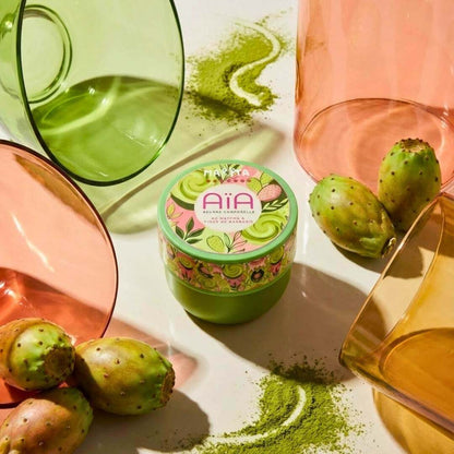 AÏA Beurre corporel nourrissant au Matcha entouré de figues de barbarie et de verres colorés