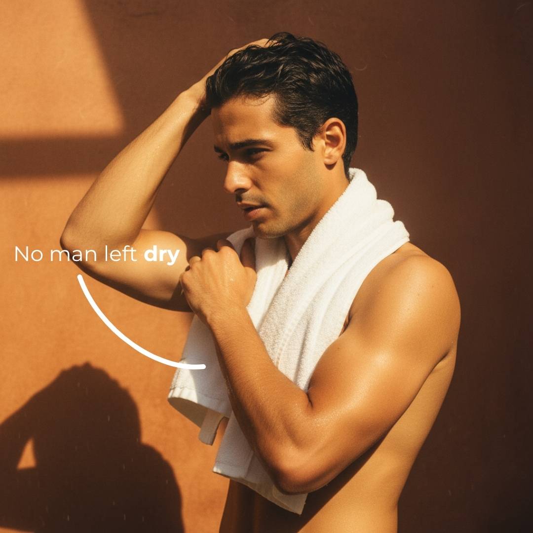 Le même homme, enveloppé d’une serviette blanche, se frotte les cheveux dans la lumière dorée du soleil marocain.
Le rituel se prolonge dans la simplicité et la grâce, entre fraîcheur et chaleur.
Une image vivante, inspirée de l’univers Maroc Vintage Couture Déplacé, hommage à l’élégance naturelle de l’homme marocain.