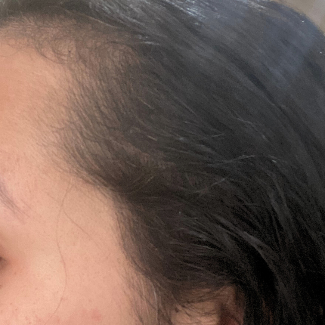 Cheveux brillants, unifiés et nourris après l’application de la coloration végétale TËNA MARÏYA, couleur naturelle retrouvée.