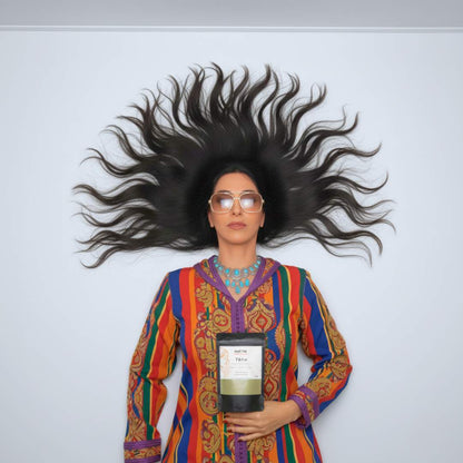 Résultat final du rituel TËNA : cheveux souples, denses et lumineux. La coloration végétale au henné MARÏYA offre une brillance naturelle et un soin profond à la chevelure.