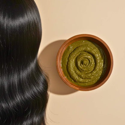 Gros plan artistique illustrant la fusion entre soin et couleur. Le henné TËNA enveloppe chaque fibre pour une coloration naturelle, brillante et réparatrice.