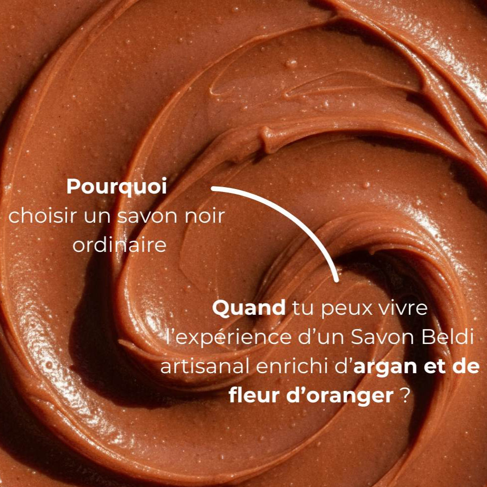 Texture riche et veloutée du savon noir beldi MARÏYA, enrichi en huile d’argan, rose, hibiscus et fleur d’oranger. Nettoie, apaise et prépare la peau au gommage.