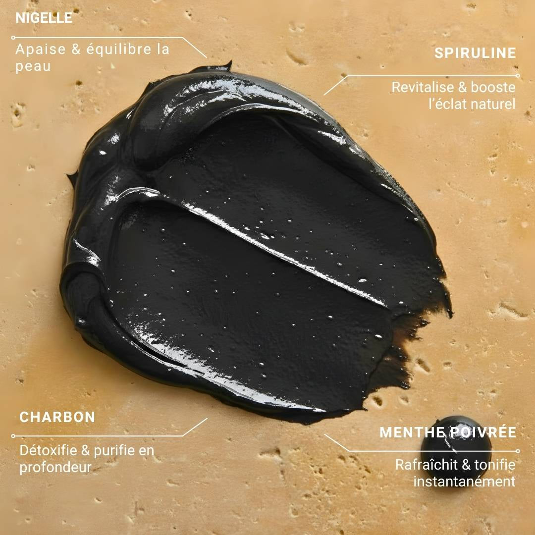 Gros plan sur la texture noire et brillante du Savon Beldi MARÏYA.
Une pâte dense, onctueuse et artisanale, inspirée des rituels du hammam marocain.
Chaque reflet capture la richesse du soin, symbole de pureté et de force naturelle.