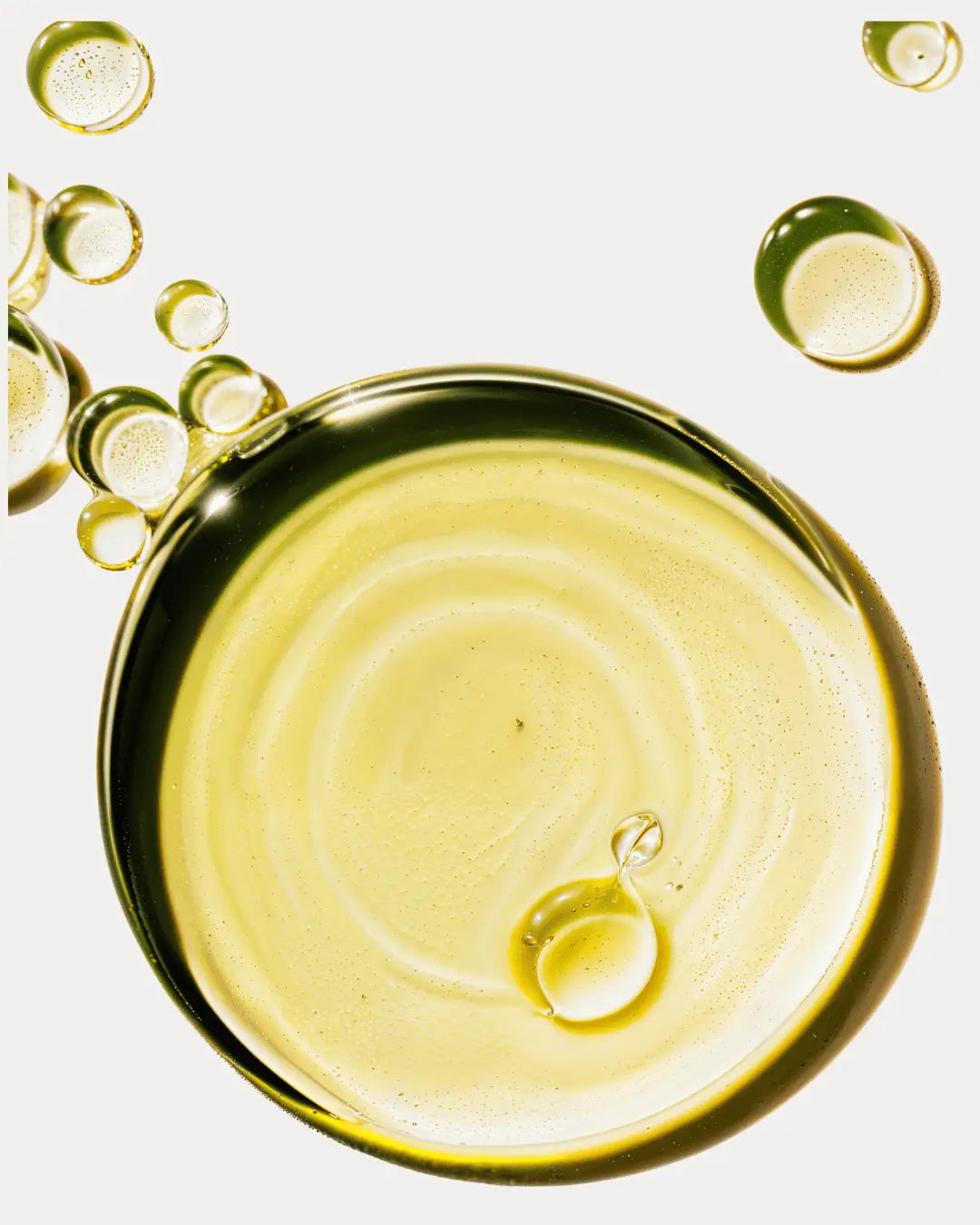 Texture dense et nourrissante de l’huile capillaire Qalbi – soin du Maroc