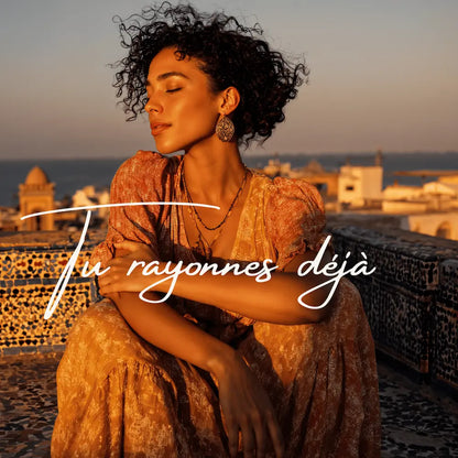  Image émotionnelle d’une femme baignée par la lumiére de Shamsi sur la peau – ambiance intime, marocaine, lumière douce et chaleur émotionnelle du rituel.