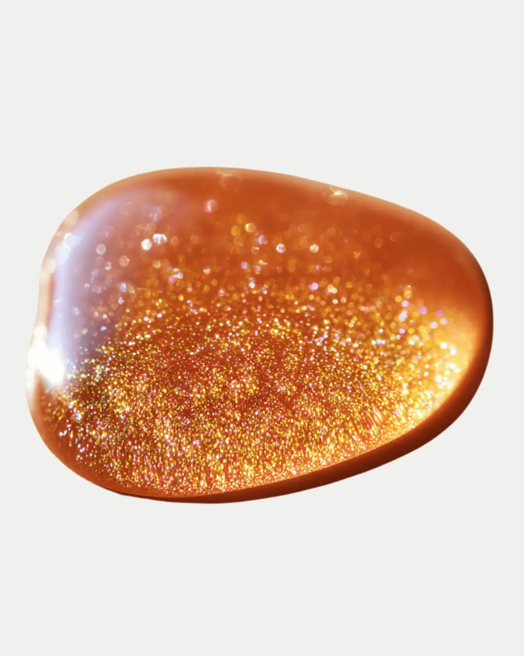 Texture nacrée et lumineuse de Shamsi – huile solaire du Maroc. C'est une huile satinée , avec des mica rose gold