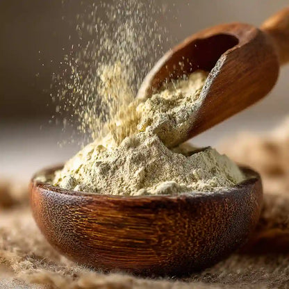 Poudre capillaire SAFIYA– gros plan macro de poudre verte fine à base de plantes – soin fortifiant et anti-chute – MARÏYA