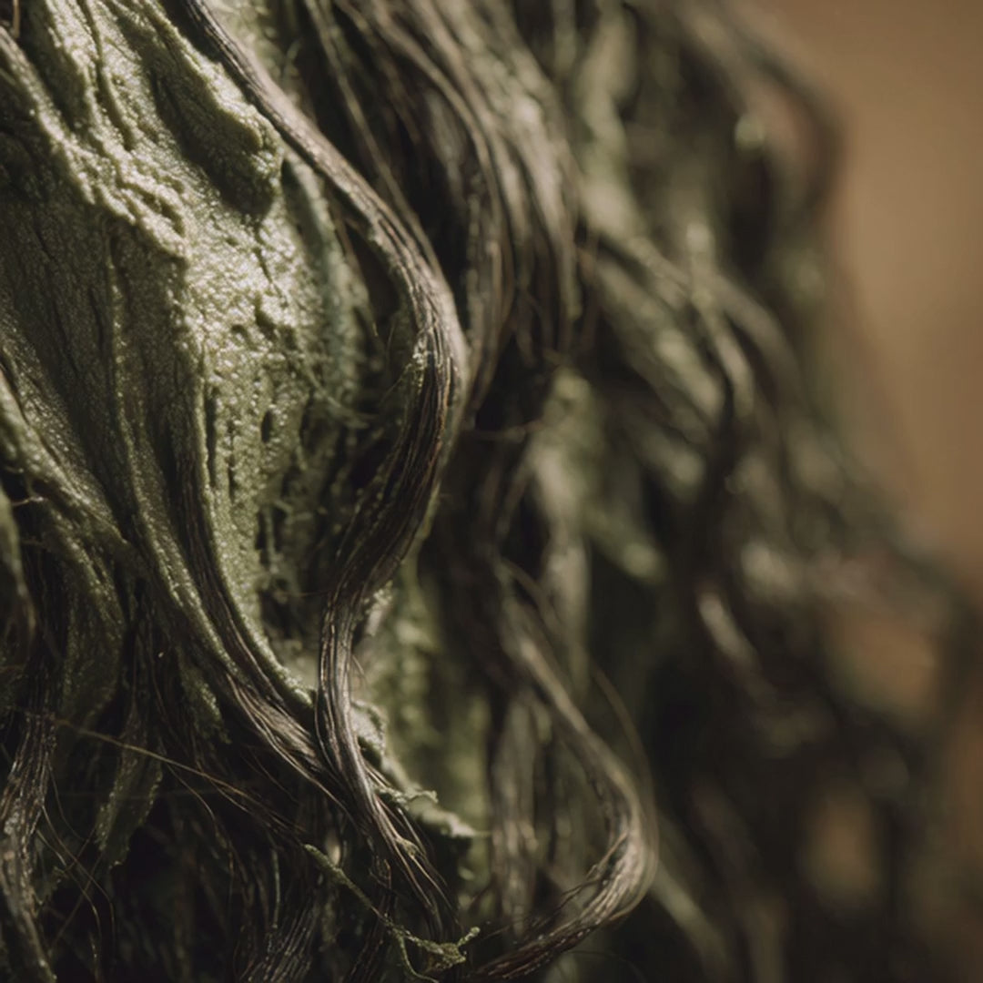 Charger la vidéo : Video Gros plan macro sur des cheveux bouclés humides, gainés de poudre capillaire Qawïya – soin fortifiant – MARÏYA