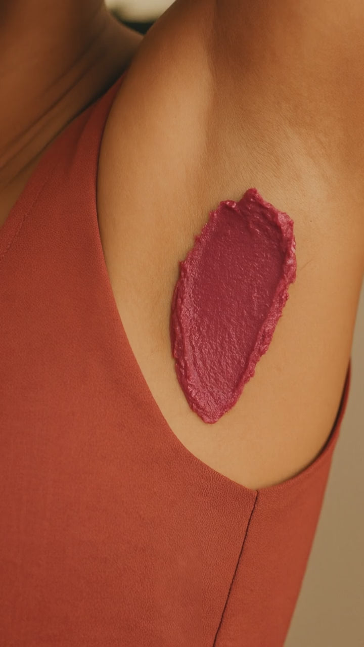 Charger la vidéo : FEMME APPLIQUANT SIRRI SUR LES AISSELLES, TEXTURE ROSE ET ONCTUEUSE