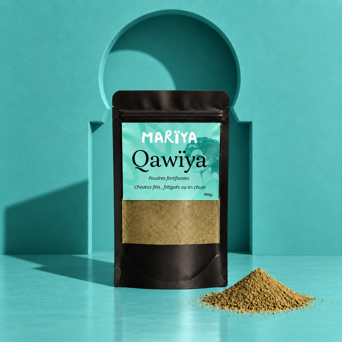 Sachet noir QAWÏYA devant une arcade turquoise.