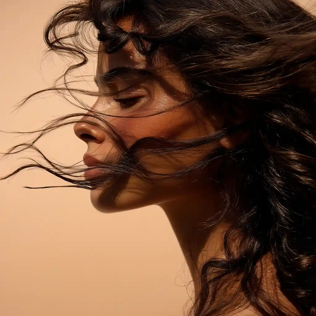 Portrait féminin au profil lumineux, cheveux libres au vent – symbolisant la purification et la légèreté – univers artisanal MARÏYA