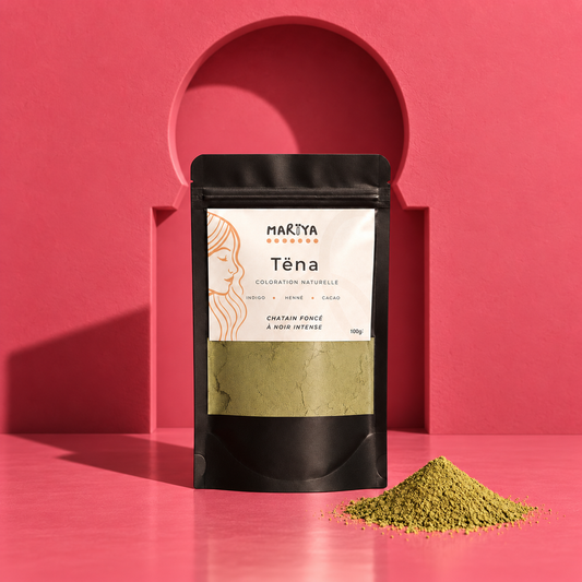 Sachet TËNA devant une arcade marocaine rose, avec sa poudre végétale.