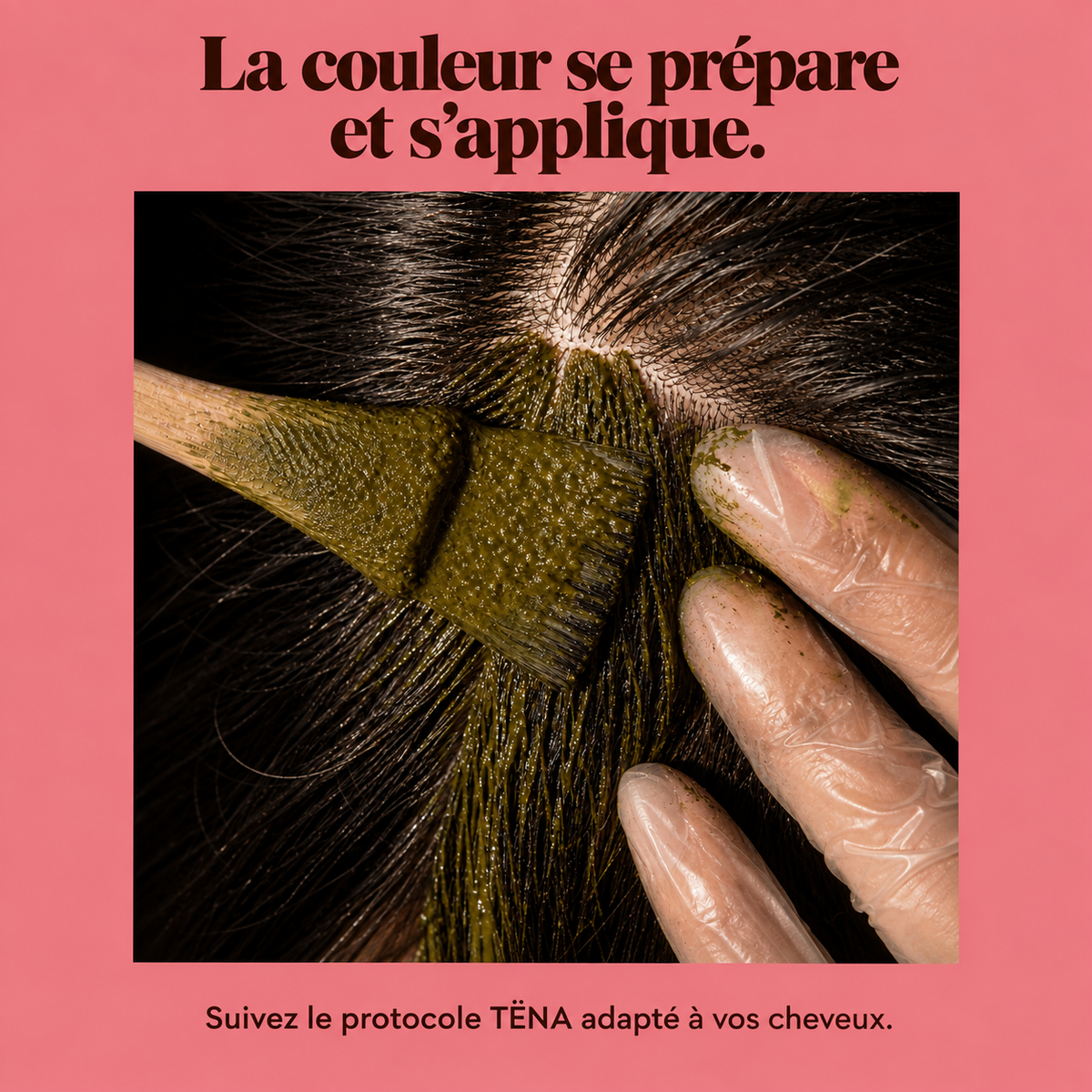 Illustration du geste d’application de la pâte végétale sur les cheveux.