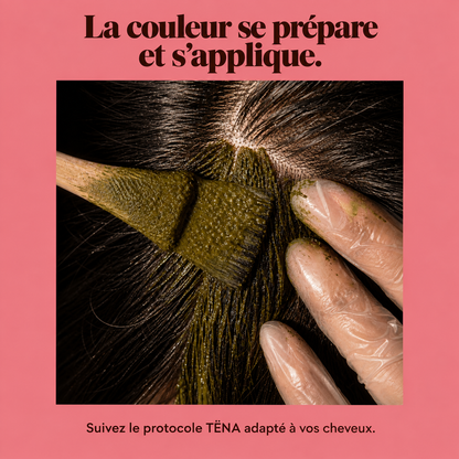 Illustration du geste d’application de la pâte végétale sur les cheveux.